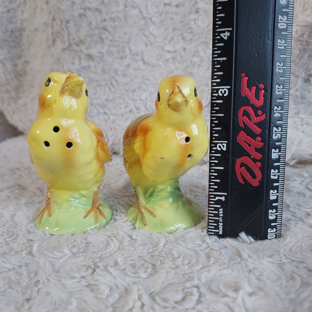 Midcentury Ceramics MCM Charming Easter Chicks Bird Salt & Pepper Shakers Kitsch - Picture 5 of 7